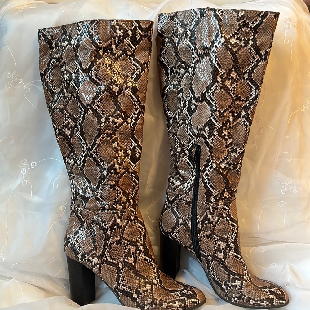 Womens Faux Snakeskin Boots